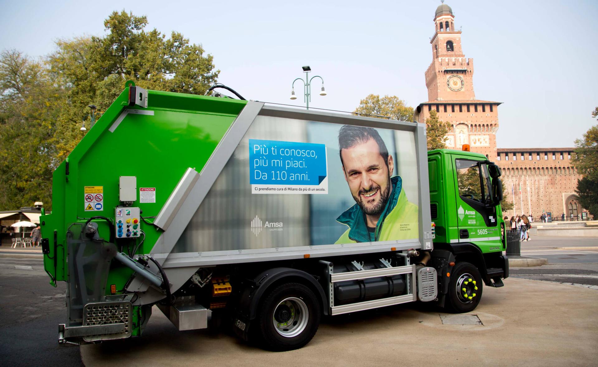 Esposizione mezzi a metano di Amsa davanti al Castello Sforzesco di Milano